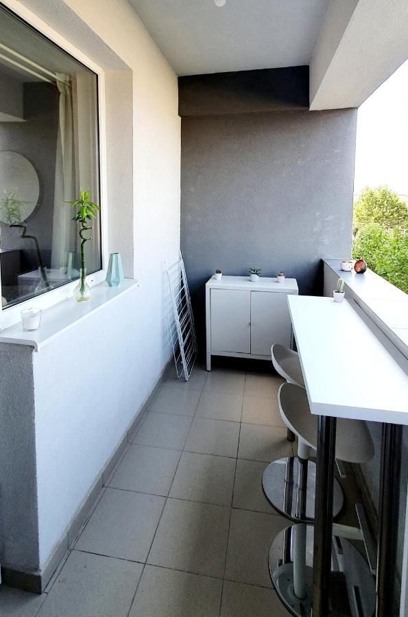 New Cozy Apartment 3 Min To Subway 24H/7 Self Check-In Popesti-Leordeni Kültér fotó